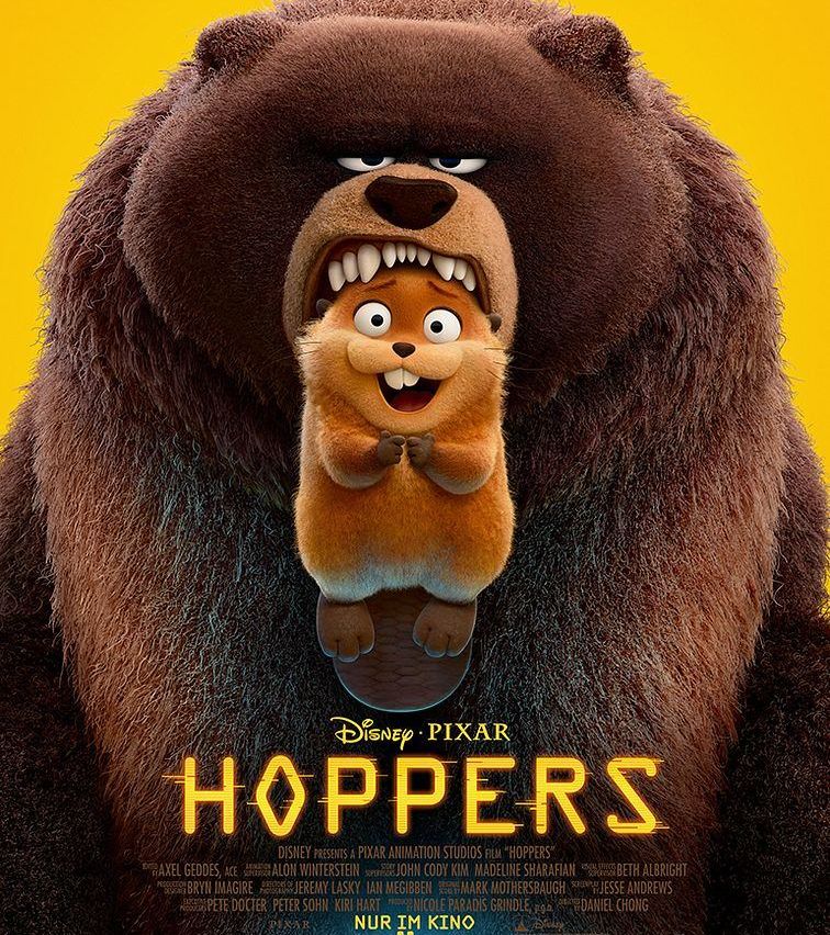 Poster für den animierten Film 'Hoppers' von Disney Pixar, mit einem großen Bären, der ein kleines hörnchenartiges Wesen im Maul hat. Der Bär hat einen bedrohlichen Ausdruck, während das Hörnchen breit grinst. Der Hintergrund des Posters ist hellgelb.
