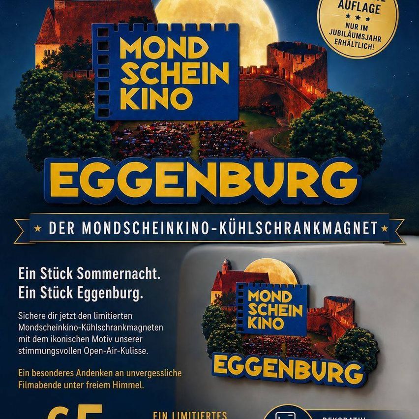 Plakat für Mondscheinkino Eggenburg, zeigt eine Burg unter einem Vollmond, mit Text auf Deutsch und Englisch, und einer Menschenmenge, die einen Film im Freien ansieht.