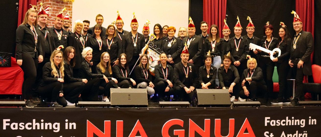 Bild enthält, People, Person, Group Performance, Music, Musician, Performer, Indoors, Shoe, Music Band, Face