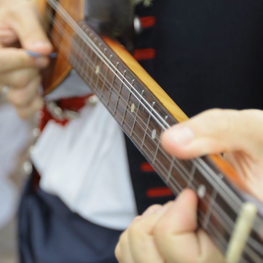 Bild enthält, Guitar, Musical Instrument, Finger, Hand, Person, Guitarist, Performer, Accessories, Jewelry, Ring