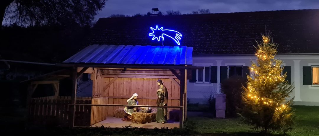 Bild enthält, Outdoors, Shelter, Tree, Nature, Person, Christmas Decorations, Festival, Lighting, Night, Hut