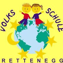 Logo der Rettenegge Volksschule mit zwei Kindern, die Händchen haltend auf einer Globus sitzen, umgeben von gelben Sternen.