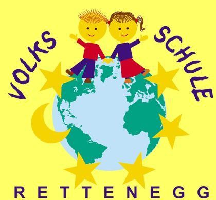 Logo der Rettenegge Volksschule mit zwei Kindern, die Händchen haltend auf einer Globus sitzen, umgeben von gelben Sternen.