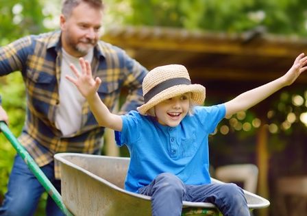 Bild enthält, Person, Shoving, Face, Head, Happy