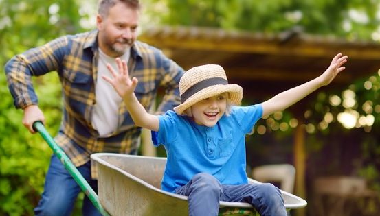 Bild enthält, Person, Shoving, Face, Head, Happy