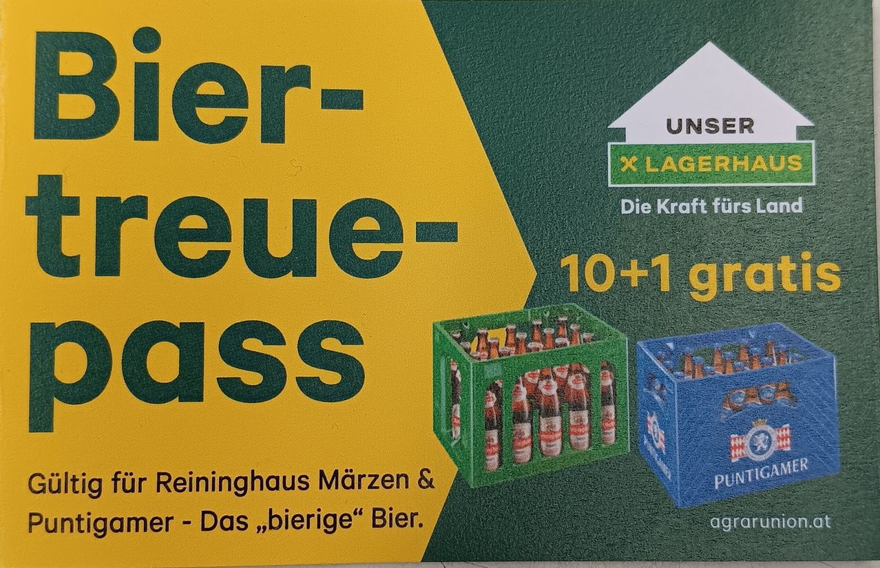 Ein Plakat bewirbt eine Bieraktion mit 10+1 Freibieren beim Kauf einer Packung. Es zeigt eine grüne Kiste mit Flaschen und eine blaue Kiste und hebt eine lokale Brauerei hervor.