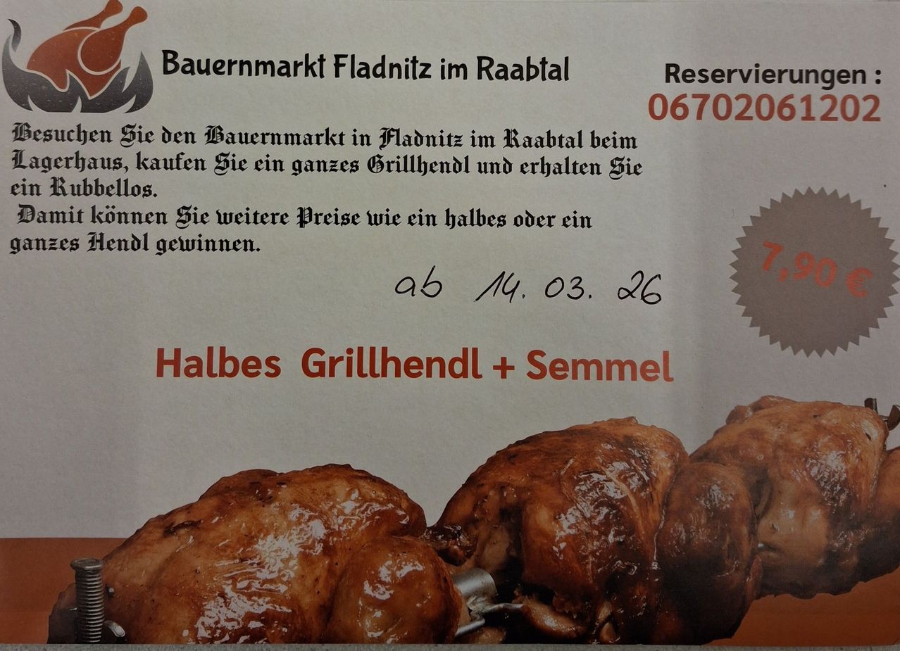 Ein Flyer bewirbt ein Sonderangebot im Bauernmarkt Fladnitz im Raabtal. Kunden können ein ganzes Grillhähnchen kaufen und zusätzliche Preise gewinnen. Das Angebot gilt ab dem 14. März 2026 und beinhaltet ein halbes Grillhähnchen und Brot.