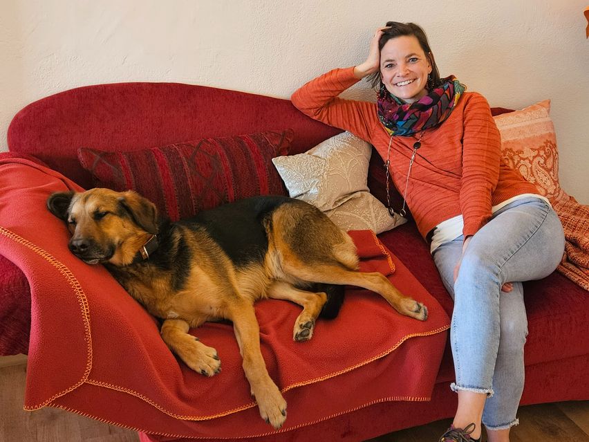 Bild enthält, Couch, Furniture, Canine, Dog, Adult, Female, Person, Woman, Shoe, Scarf
