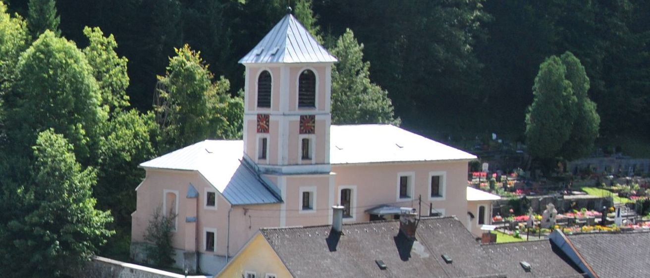 Bild enthält, Building, Monastery, House, Housing, Villa, Tree, Bell Tower, Vegetation, Roof, Outdoors