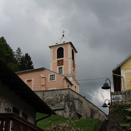 Bild enthält, Bell Tower, Tower, Clock Tower, Spire, Housing, Staircase, Car, Monastery, Handrail, Person
