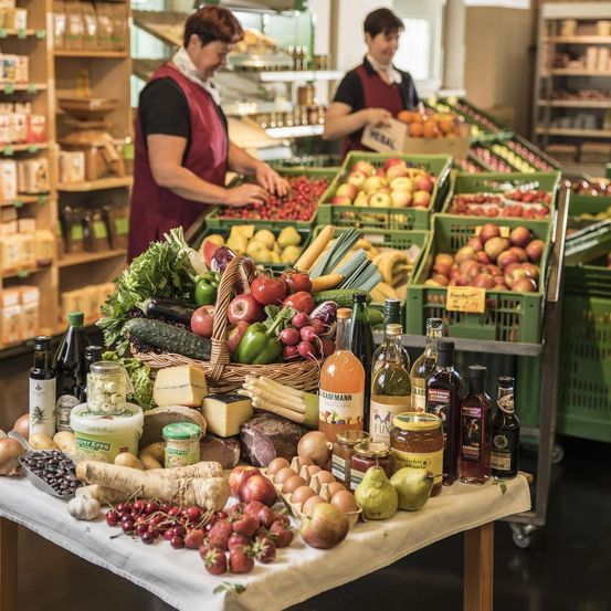 Bild enthält, Adult, Male, Man, Person, Market, Shop, Indoors, Grocery Store, Supermarket