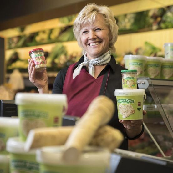 Bild enthält, Scarf, Disposable Cup, Shop, Face, Head, Can