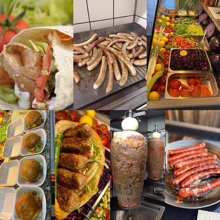 Eine Collage von Restaurantgerichten, darunter Sandwiches, gegrillte Würste und ein Kebab. Der Sandwich enthält Fleisch, Tomate und Salat. Gegrillte Würste sind auf einem Grill. Salate und Gemüse sind in Behältern.
