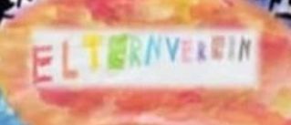 Ein kreisförmiges Kunstwerk zeigt eine handgezeichnete Weltkarte, die in zwei Hälften geteilt ist. Eine Hälfte ist blau, die andere grün, mit einer Sonne in der Mitte. Das Wort 'Elteravereln' ist in Weiß oben geschrieben. Der Rand ist gelb und hat Menschen, die Händchen halten.