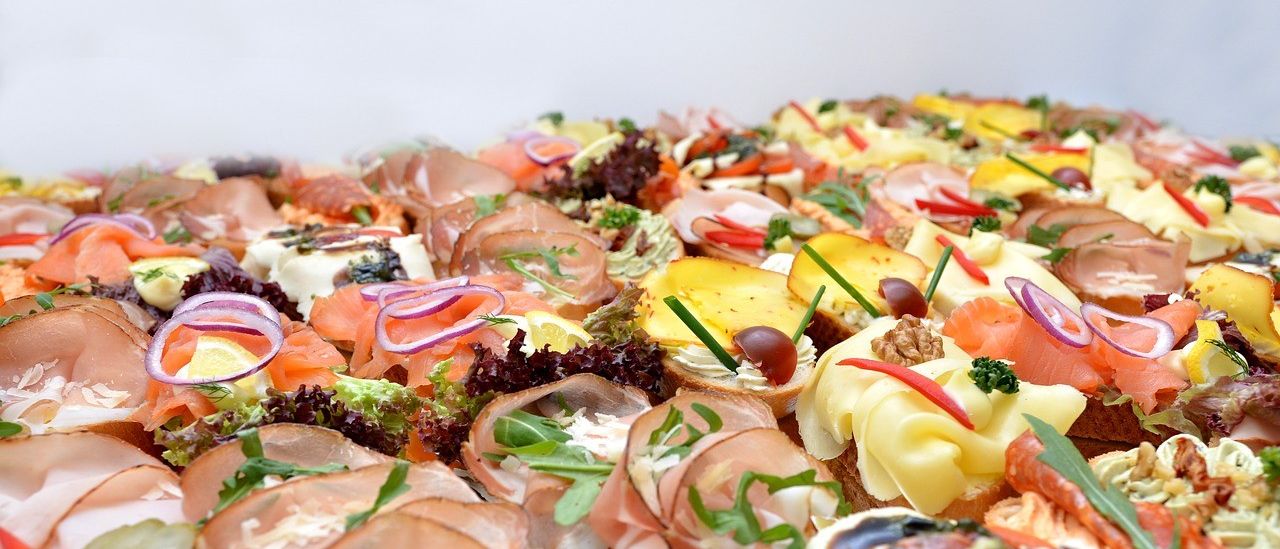 Bild enthält, Brunch, Food, Food Presentation, Meal, Dish, Platter, Pizza, Cafeteria, Indoors, Restaurant