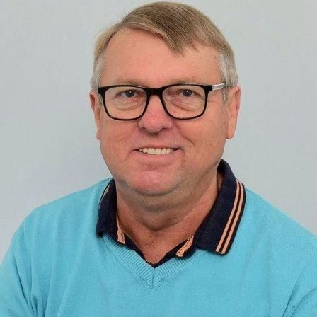 Bild enthält, Face, Head, Person, Photography, Portrait, Glasses, Smile, Adult, Male, Man