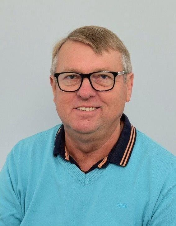 Bild enthält, Face, Head, Person, Photography, Portrait, Glasses, Smile, Adult, Male, Man