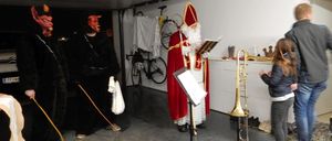 Bild enthält, Adult, Male, Man, Person, Female, Woman, Shoe, Jeans, Handbag, Bicycle