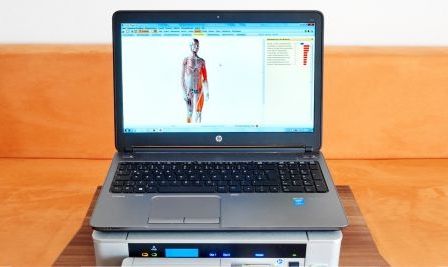 Bild enthält, Computer, Electronics, Laptop, Pc, Computer Hardware, Hardware, Computer Keyboard, Person, Monitor, Screen