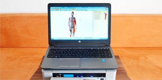 Bild enthält, Computer, Electronics, Laptop, Pc, Computer Hardware, Hardware, Computer Keyboard, Person, Monitor, Screen