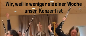 Eine Gruppe von Menschen feiert mit ihren Instrumenten und hält sie in der Luft. Der Textüberlagerung lautet: 'Wir, weil in weniger als einer Woche unser Konzert ist.' Die Umgebung ist drinnen.