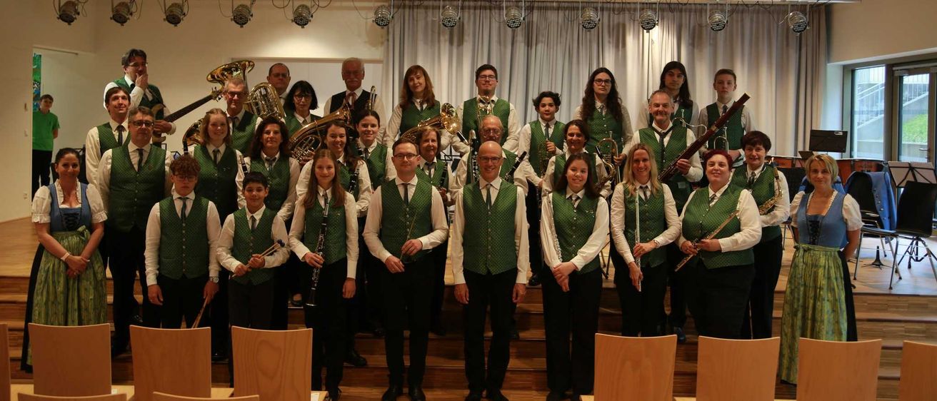 Bild enthält, People, Person, Baton, Groupshot, Classroom, Indoors, School