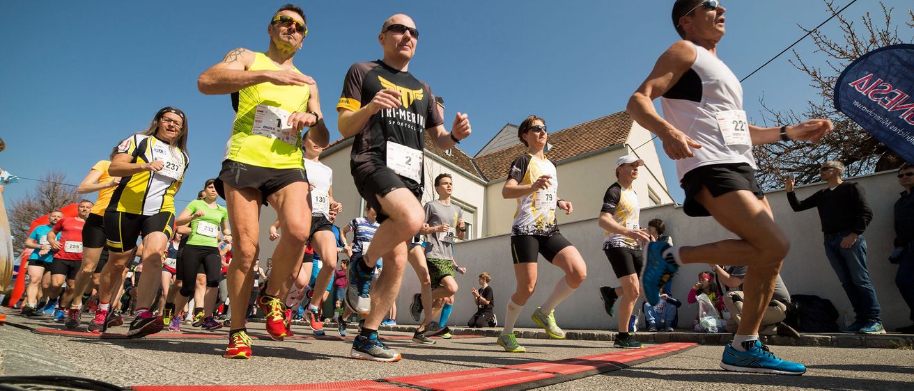 Bild enthält, Shorts, Person, Adult, Male, Man, Shoe, Running, Marathon, Jeans, Glasses