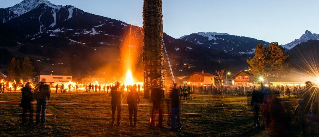 Bild enthält, Nature, Outdoors, Scenery, Person, Fire, Flame