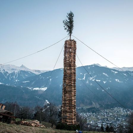 Bild enthält, Mountain Range, Nature, Outdoors, Peak, Scenery, Tree, Wilderness, Tower, City, Landscape