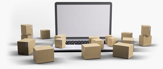 Bild enthält, Box, Cardboard, Carton, Package, Package Delivery, Person, White Board, Electronics, Speaker, Pc