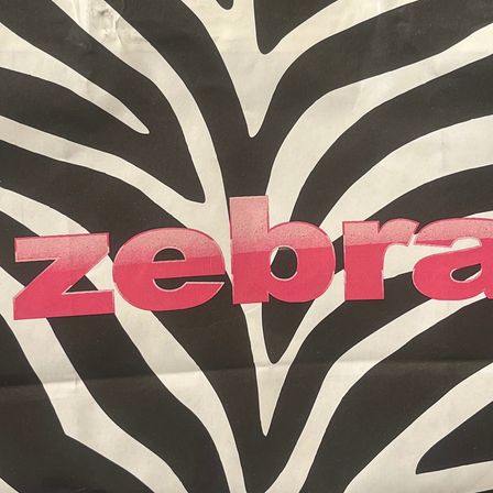 Bild enthält, Home Decor, Rug, Bag, Flag