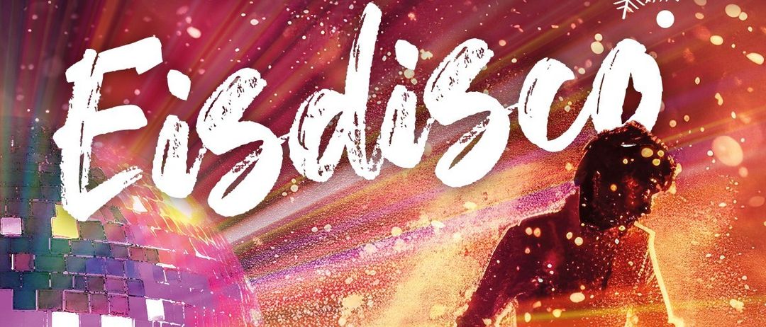 Ein Werbeplakat zeigt einen Eisläufer auf einer Eisbahn mit einem leuchtenden Discoball im Hintergrund. Der Text lädt Freunde ein, zur Eisdisco zu kommen, und verspricht coole Getränke und Snacks. Beginnt jeden Freitag um 18 Uhr.