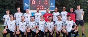 Bild enthält, People, Person, Computer Hardware, Hardware, Monitor, Screen, Scoreboard, Groupshot, Boy, Teen