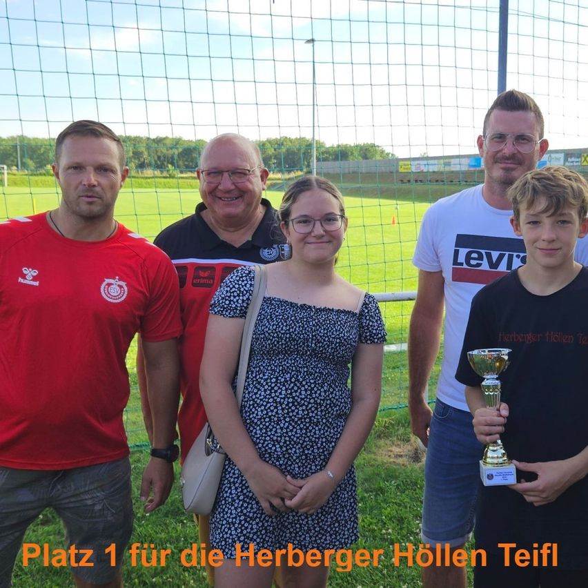 Bild enthält, T-Shirt, Grass, Shirt, Person, Photography, Portrait, People, Adult, Male, Man