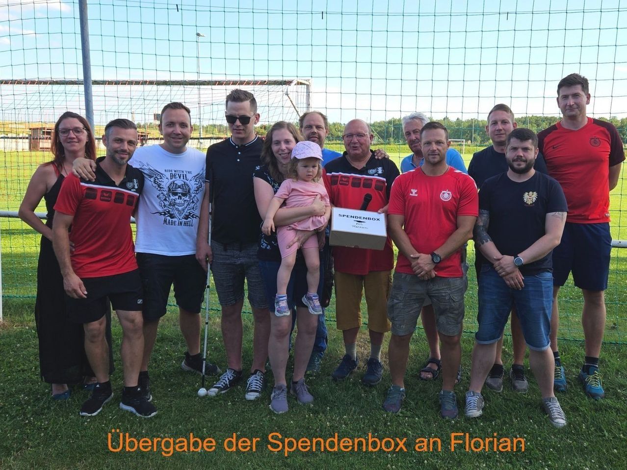 Bild enthält, T-Shirt, People, Person, Shorts, Grass, Photography, Portrait, Adult, Male, Man