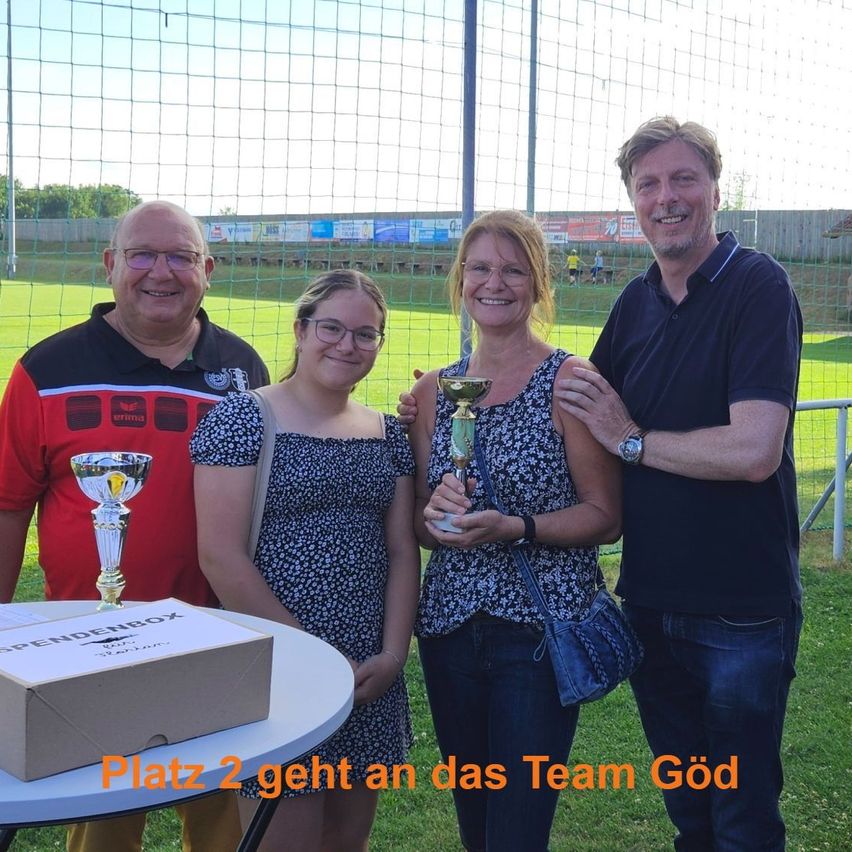 Bild enthält, T-Shirt, Grass, Person, Photography, Portrait, Pants, People, Adult, Female, Woman