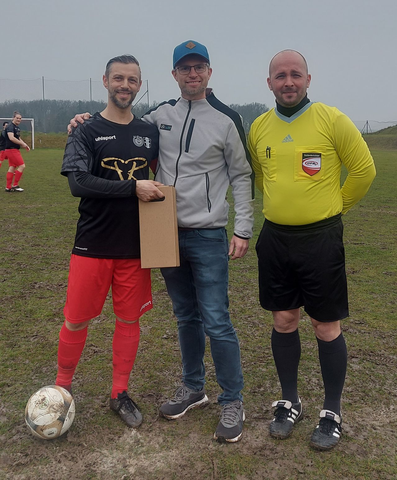 Bild enthält, Soccer Ball, People, Person, Shorts, Adult, Male, Man, Jeans, Sphere, Shoe