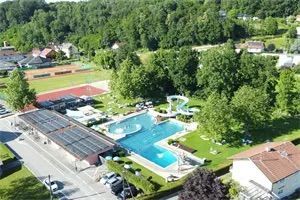 Bild enthält, Pool, Water, Swimming Pool, Outdoors, Architecture, Building, Aerial View, Hot Tub, Tub