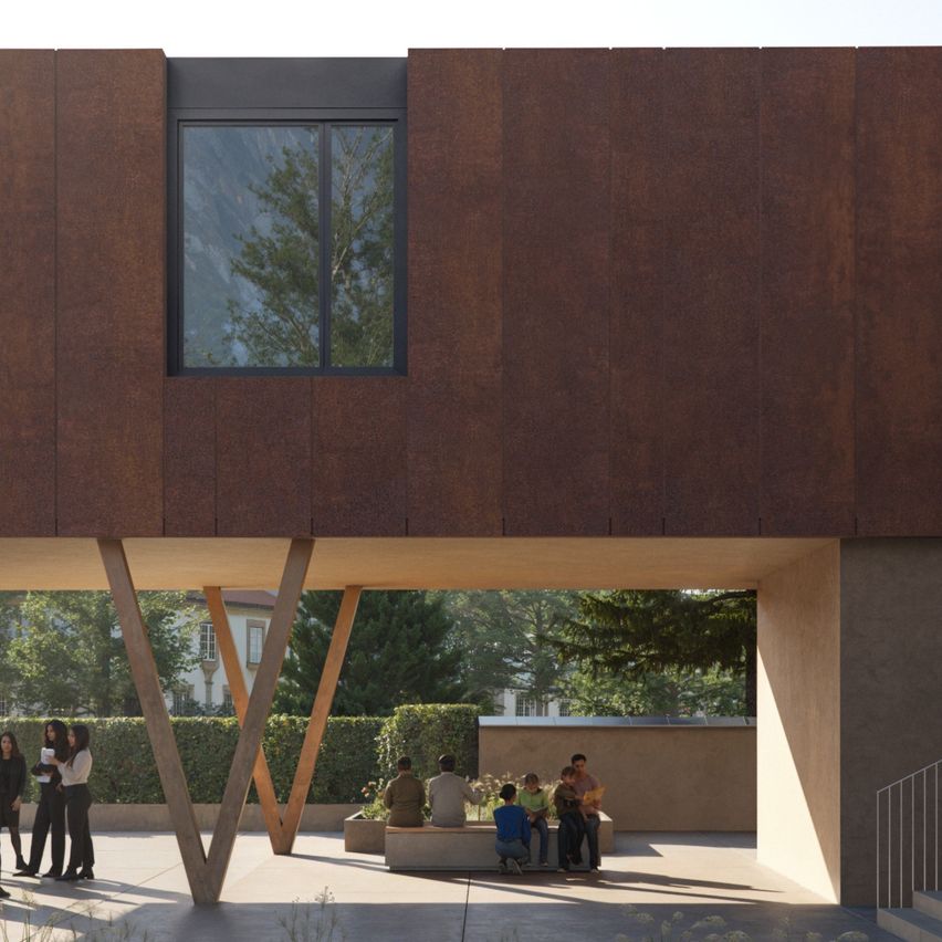 Ein modernes Gebäude mit braunen Wellblechplatten verfügt über ein Glasfenster. Mehrere Menschen sind draußen versammelt, einige sitzen auf einer Bank und andere stehen.