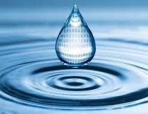 Ein einzelner Wassertropfen schwebt auf der Wasseroberfläche und erzeugt Wellen und konzentrische Kreise.