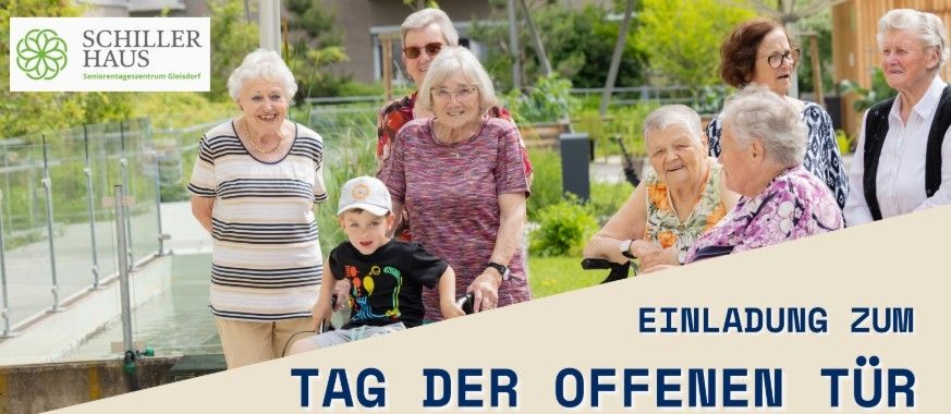 Eine Gruppe älterer Frauen und ein junger Junge im Rollstuhl lächeln und posieren für ein Foto im Freien. Im Hintergrund befindet sich ein Gebäude mit dem Schiller Haus Logo und Text, der 'Einladung zu Tag der offenen Türen' lautet.