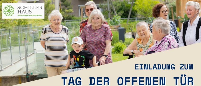 Eine Gruppe älterer Frauen und ein junger Junge im Rollstuhl lächeln und posieren für ein Foto im Freien. Im Hintergrund befindet sich ein Gebäude mit dem Schiller Haus Logo und Text, der 'Einladung zu Tag der offenen Türen' lautet.