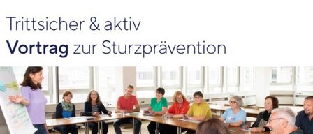 Eine Frau leitet eine Diskussion in einem Klassenzimmer mit mehreren Personen, die an Tischen sitzen. Der Titel lautet 'Trittsicherer & aktiv Vortrag zur Sturzprävention'. Es gibt einen QR-Code für weitere Informationen.