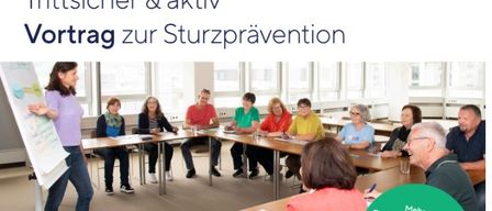Ein Klassenzimmer mit einer Frau vor einer Tafel. Mehrere Personen sitzen an Tischen und hören einen Vortrag über Sturzprävention. Unten rechts wird eine Website angezeigt.