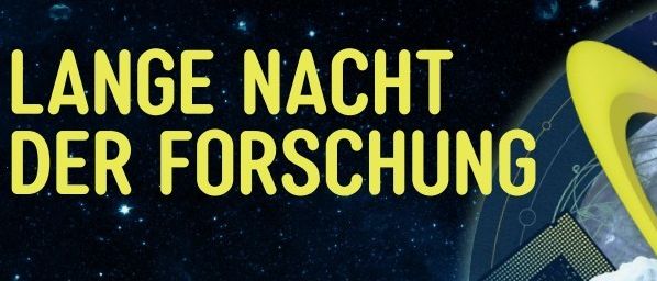 Plakat für Lange Nacht der Forschung in Weiz. Datum: 24.04.2026. Zeit: 17:00-23:00. Der Eintritt ist frei. Zeigt einen Astronauten, Planeten, Mond, Qualle und verschiedene wissenschaftliche Logos.