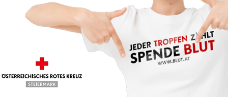 Eine Person zeigt auf ein weisses T-Shirt mit 'Jeder Tropfen Zählt' und 'Spende Blut', darunter ein rotes Kreuz. Das T-Shirt gehört zum Österreichischen Roten Kreuz.