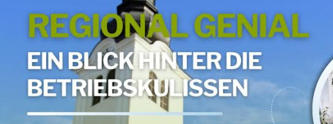 Ein Plakat zeigt einen Kirchturm mit dem Text 'Regional Genial' oben und 'Ein Blick hinter die Kulissen' darunter, mit blauem Himmel und Wolken im Hintergrund.