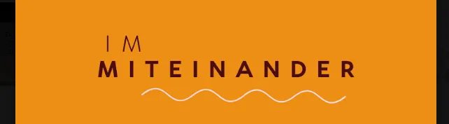Ein orangefarbener Hintergrund mit weißem Text, der 'IM MITEINANDER' liest und darunter eine wellenförmige weiße Linie.