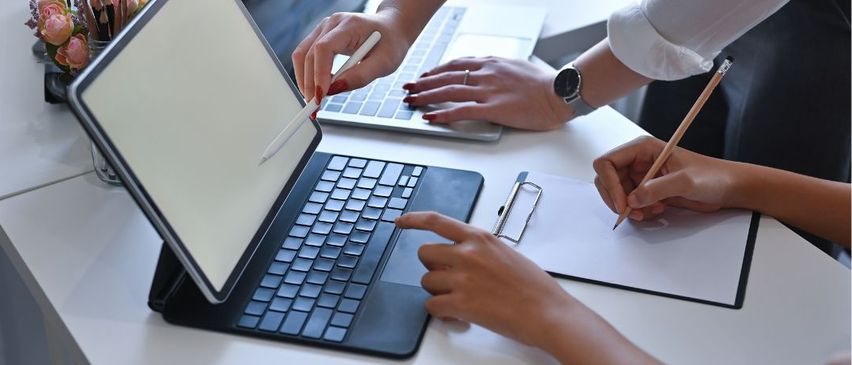 Bild enthält, Computer, Laptop, Pc, Adult, Female, Person, Woman, Computer Keyboard, Pen, Table