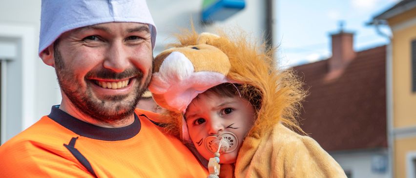 Bild enthält, Costume, Person, Head, Photography, Portrait, Finger, People, Adult, Male, Man